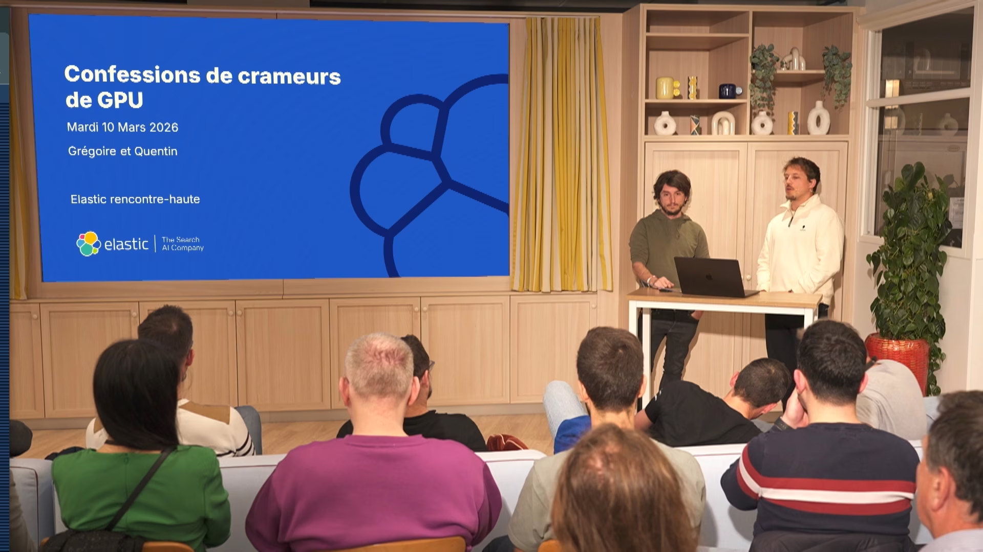 Plan large recomposé avec écran speaker